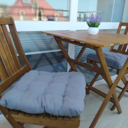 Blue Apartment, гр. アパート キテン
